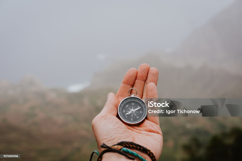 Guardando la bussola per capire la giusta direzione. Valle nebbiosa e montagne sullo sfondo. Santo Antao. Capo Cabo Verde - Foto stock royalty-free di Sentiero