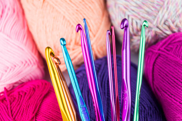 crochet hook and wool / selective focus - thread needle sewing red imagens e fotografias de stock