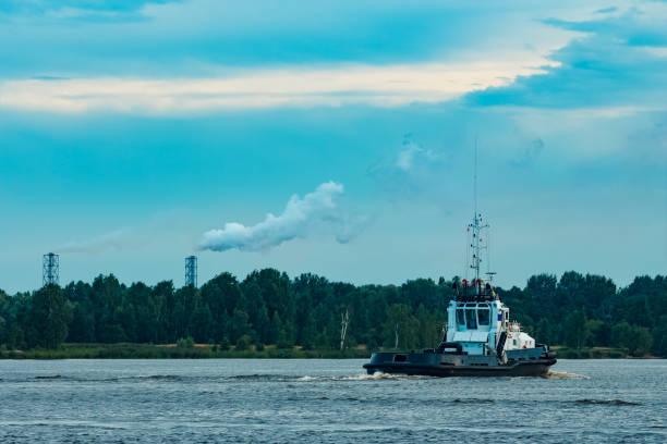 czarny holownik w toku - piloting commercial dock harbor industrial ship zdjęcia i obrazy z banku zdjęć