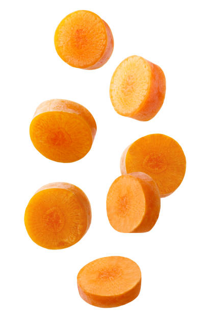 caduta carota affettata isolata su sfondo bianco - carrot vegetable isolated organic foto e immagini stock