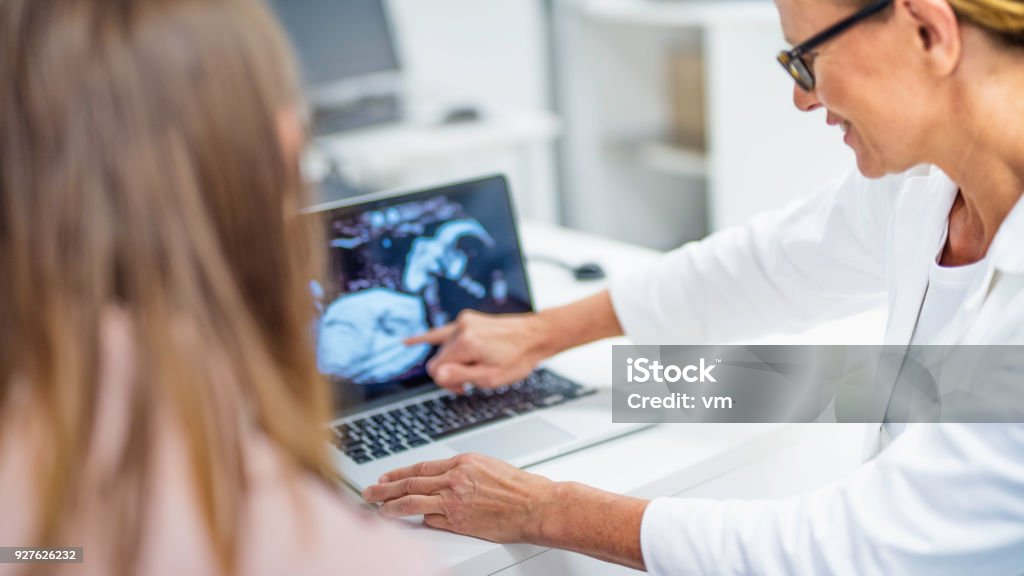 Ärztin zeigt Baby-Ultraschall-Bild, schwangere Frau - Lizenzfrei Arzt Stock-Foto