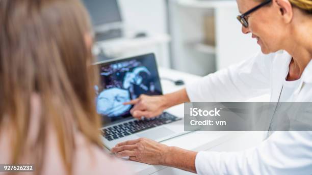 Ärztin Zeigt Babyultraschallbild Schwangere Frau Stockfoto und mehr Bilder von Arzt