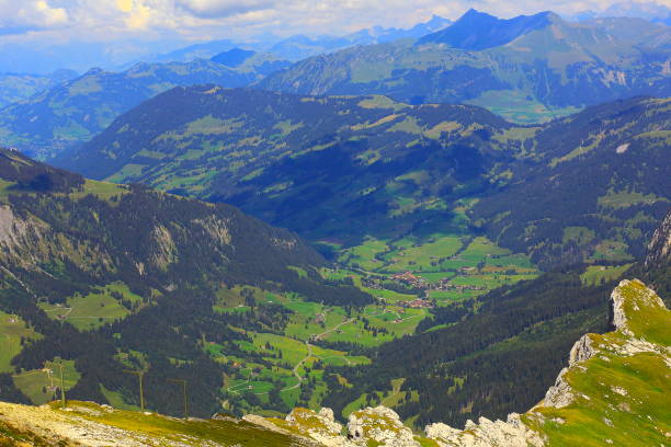 alpy dolina i wioski - dramatyczne góry, alpy szwajcarskie, szwajcaria - swiss culture european alps gstaad village zdjęcia i obrazy z banku zdjęć