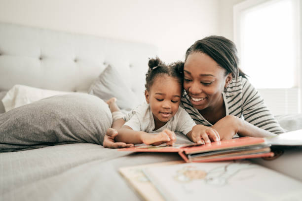 ciekawa historia - child reading mother book zdjęcia i obrazy z banku zdjęć