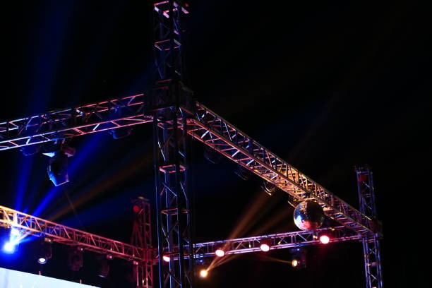 istock Stage lighting effect in the dark, fuzzy figure 927685116