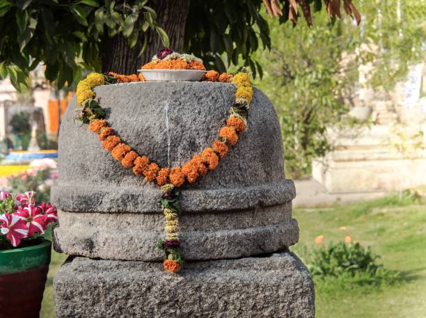 istock Flowers On Brick Stupa At Mahabodhi Temple 927687756