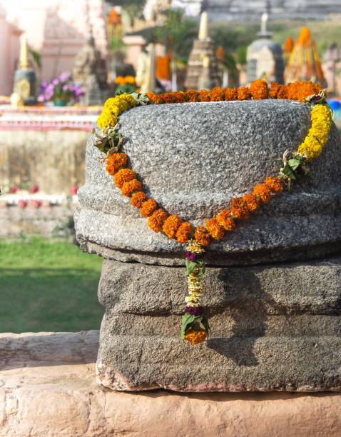 istock Close-Up : Flowers On Brick Stupa At Mahabodhi Temple 927690690