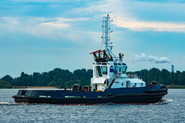 czarny holownik w toku - piloting commercial dock harbor industrial ship zdjęcia i obrazy z banku zdjęć
