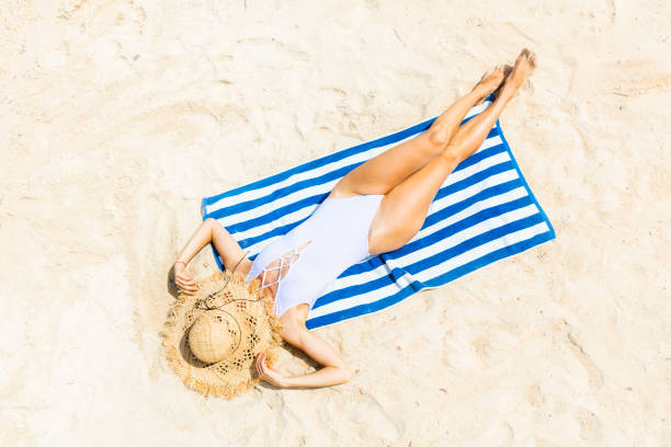 frau am tropischen strand - tranquil scene joy vacations high angle view stock-fotos und bilder