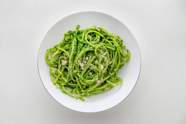 зеленые спагетти - spaghetti sauces pasta vegetable стоковые фото и изображения