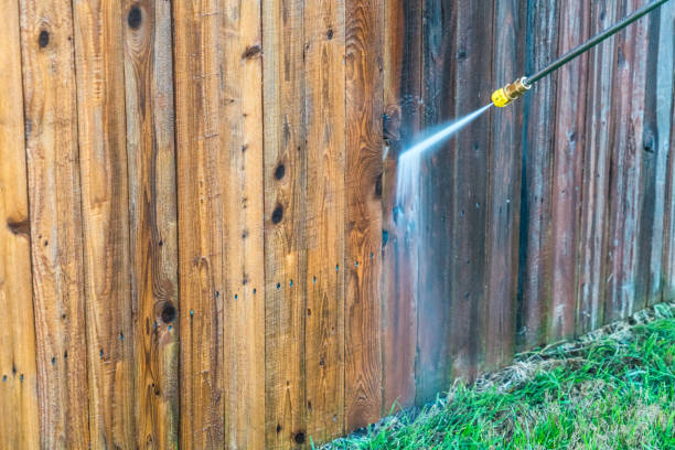 Power Washing Wooden Fence Half Clean and Half Old - Power Washing Wooden Fence house washing stock pictures, royalty-free photos & images