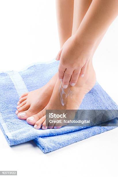 Para El Cuidado De Los Pies Foto de stock y más banco de imágenes de Adulto - Adulto, Aplicar, Asistencia sanitaria y medicina