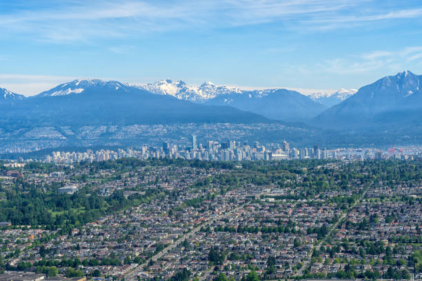 flygfoto över vancouver downtown city i british columbia med snötäckta gästerna och klar himmel - burrard inlet bildbanksfoton och bilder