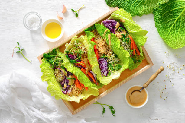 involtini primavera detox vegani con quinoa, germogli e salsa di arachidi tailandesi - food vegan food gourmet vegetarian food foto e immagini stock