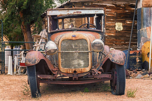 zardzewiały porzucony brązowy samochód w hackberry, arizona, usa . - gas station old old fashioned 1930s style zdjęcia i obrazy z banku zdjęć