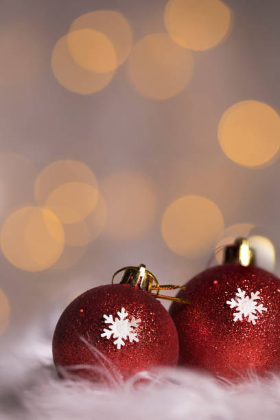 istock Red blazing Christmas balls on white artificial fur. Extreme closeup. 927768670
