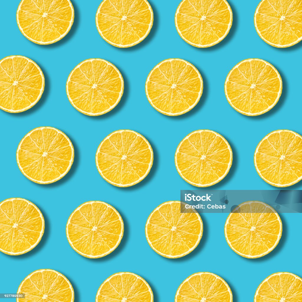 鮮やかなターコイズ ブルー色の背景上のレモン スライス パターン - 夏のロイヤリティフリーストックフォト