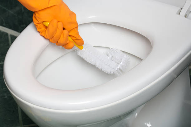 istock Bathroom cleaning in rubber gloves. 927788360