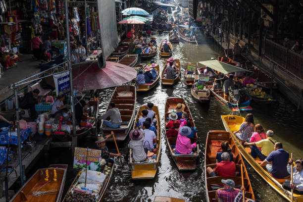 여기는 시장의 사람들의 기지 인 전통적인 타이 부동 시장 - asia bangkok nautical vessel canal 뉴스 사진 이미지