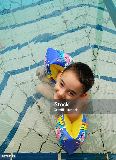 Piscina Esterna - Fotografie stock e altre immagini di 4-5 anni - 4-5 anni, 6-7 anni, Acqua