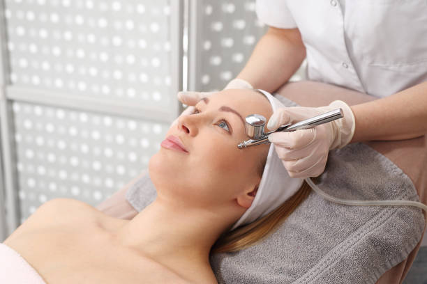 istock Oxygen therapy. Acne treatment, oxygen infusion in cosmetics. 927795160