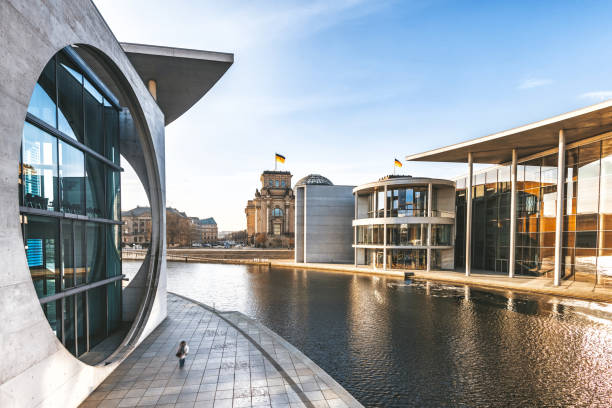 vista sul distretto governativo di berlino - berlin germany architecture bridge germany foto e immagini stock