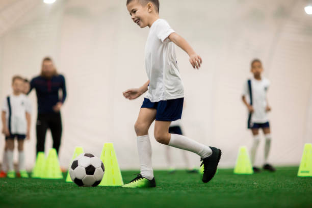 entraînement avec ballon - soccer child indoors little boys photos et images de collection