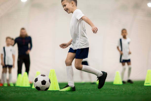 allenamento con la palla - soccer child indoors little boys foto e immagini stock