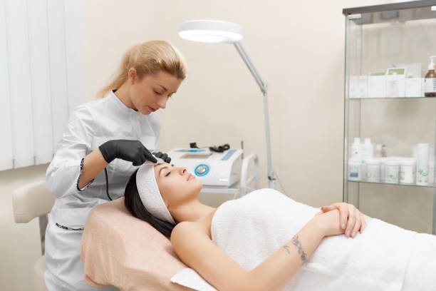 cosmetóloga haciendo cosmetología de hardware de procedimiento - health spa women spa treatment massager fotografías e imágenes de stock