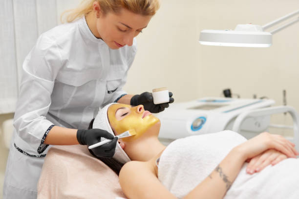 istock Cosmetologist doing beauty procedure for patient 927818030