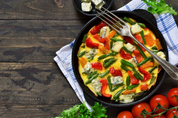 istock Omelette with vegetables and blue cheese for breakfast on a wooden background. 927829988