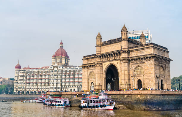 la puerta de la india y el taj mahal palace visto desde el mar arábigo. mumbai - india - mumbai fotografías e imágenes de stock