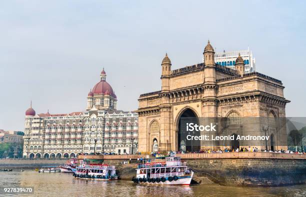 Photo libre de droit de La Gateway Of India Et Le Taj Mahal Palace Vu Sur La Mer Doman Mumbai Inde banque d'images et plus d'images libres de droit de Mumbai