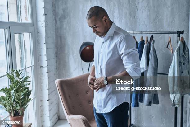 Foto de Prestando Atenção A Cada Detalhe e mais fotos de stock de Homens - Homens, Vestir-se, Camisas