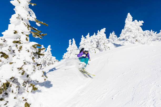 в каталонии женщина катается на лыжах в бэккантри испании - powder snow skiing agility jumping стоковые фото и изображения