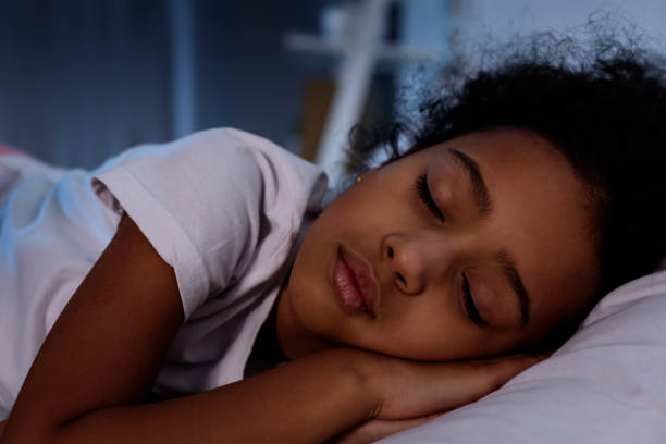очаровательны афро-американский ребенок спит в постели у себя дома - one kid only фотографии стоковые фото и изображения