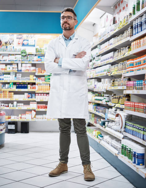 el farmacéutico jefe - scientist chemist doctor lab coat fotografías e imágenes de stock