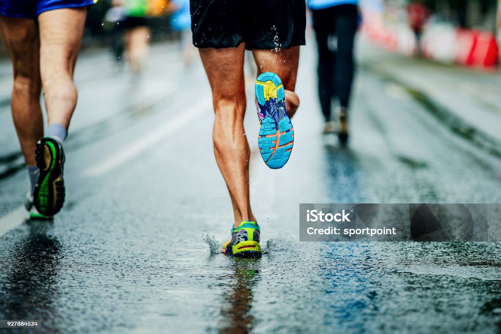 Wasser spritzt unter Laufschuhe Läufer Männer - Lizenzfrei Rennen - Körperliche Aktivität Stock-Foto