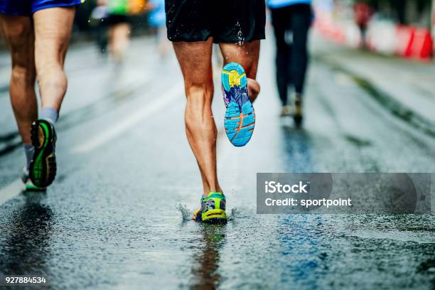 Wasser Spritzt Unter Laufschuhe Läufer Männer Stockfoto und mehr Bilder von Rennen - Körperliche Aktivität - Rennen - Körperliche Aktivität, Marathon, Rennen - Sport