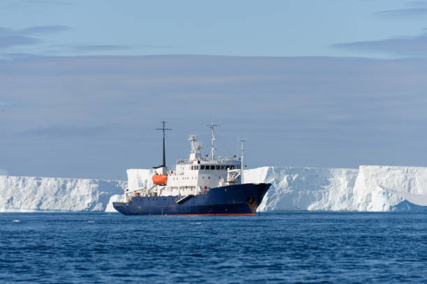 istock Expedition ship in Antarctic sea 927885448