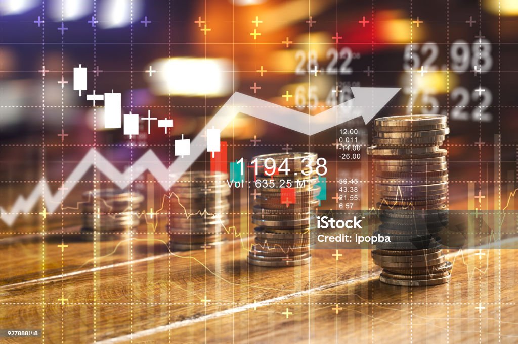 Finanzen und Business-Konzept. Grafik und Zeilen Investitionswachstum und Münzen auf Tisch - Lizenzfrei Investition Stock-Foto