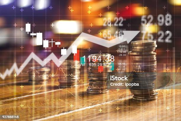 Finanzen Und Businesskonzept Grafik Und Zeilen Investitionswachstum Und Münzen Auf Tisch Stockfoto und mehr Bilder von Investition