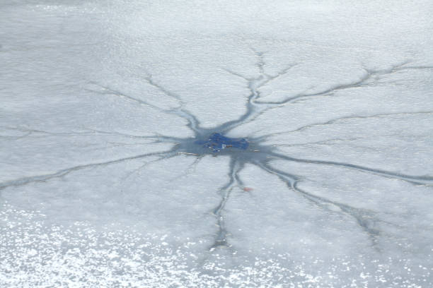 eisloch, verschneite rissige eisfläche - isvak bildbanksfoton och bilder