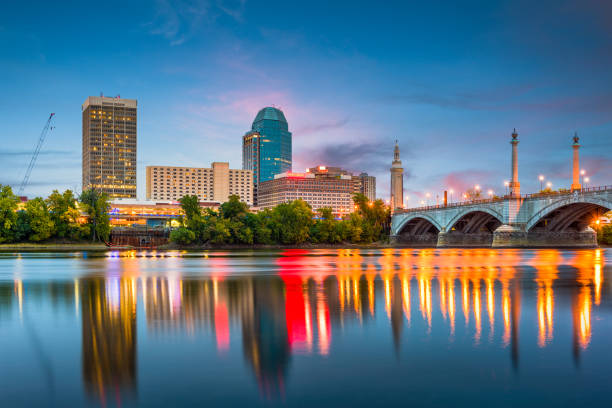istock Springfield, Massachussetts, USA downtown skyline on the river. 927898356