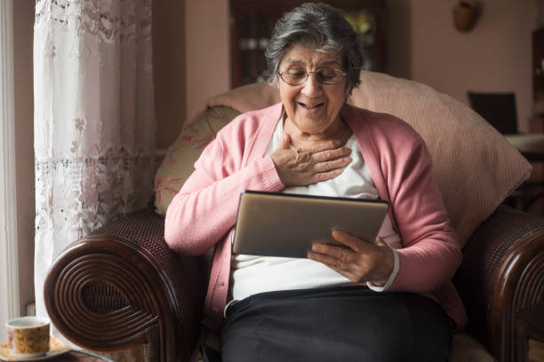mujer senior en casa - one person lifestyles 80 plus years indoors fotografías e imágenes de stock