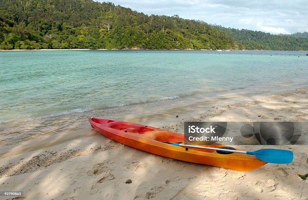 Kayak à la plage ensoleillée de Bornéo - Photo de Asie libre de droits