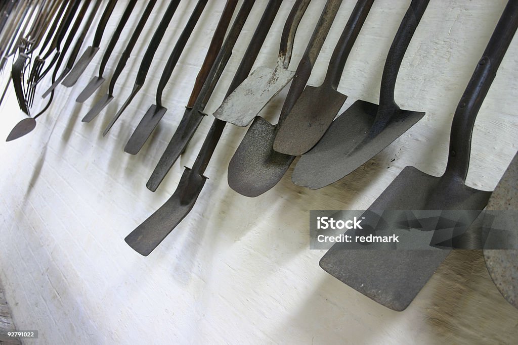 Todos esses espadas e pás - Foto de stock de Abrigo de Jardim royalty-free