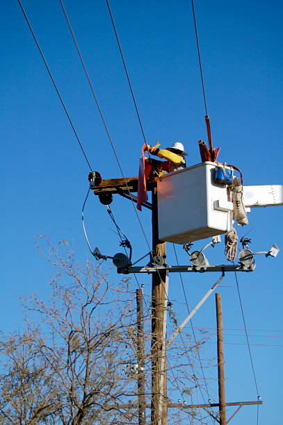 electric utilidad lineman - maintenance engineer fuel and power generation cherry picker electricity fotografías e imágenes de stock