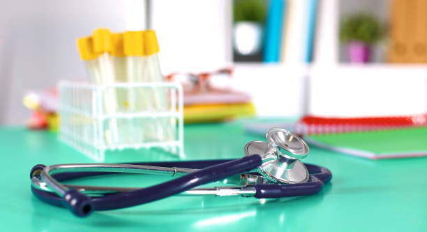 doctor's workspace working table with patient's discharge blank paper form, medical prescription, stethoscope on desk - 6206 imagens e fotografias de stock