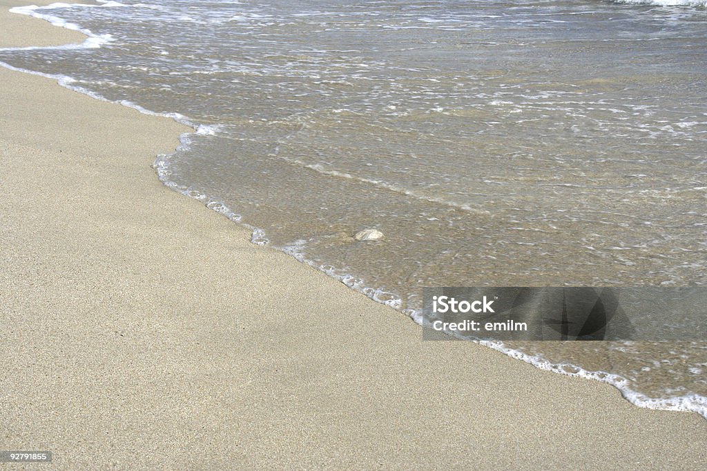 Agua en una playa de arena - Foto de stock de Agua libre de derechos